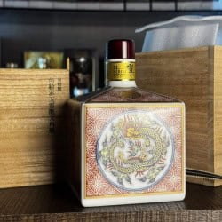 響21年有田燒色繪赤玉雲龍文角瓶正面雲龍與桐木盒實拍