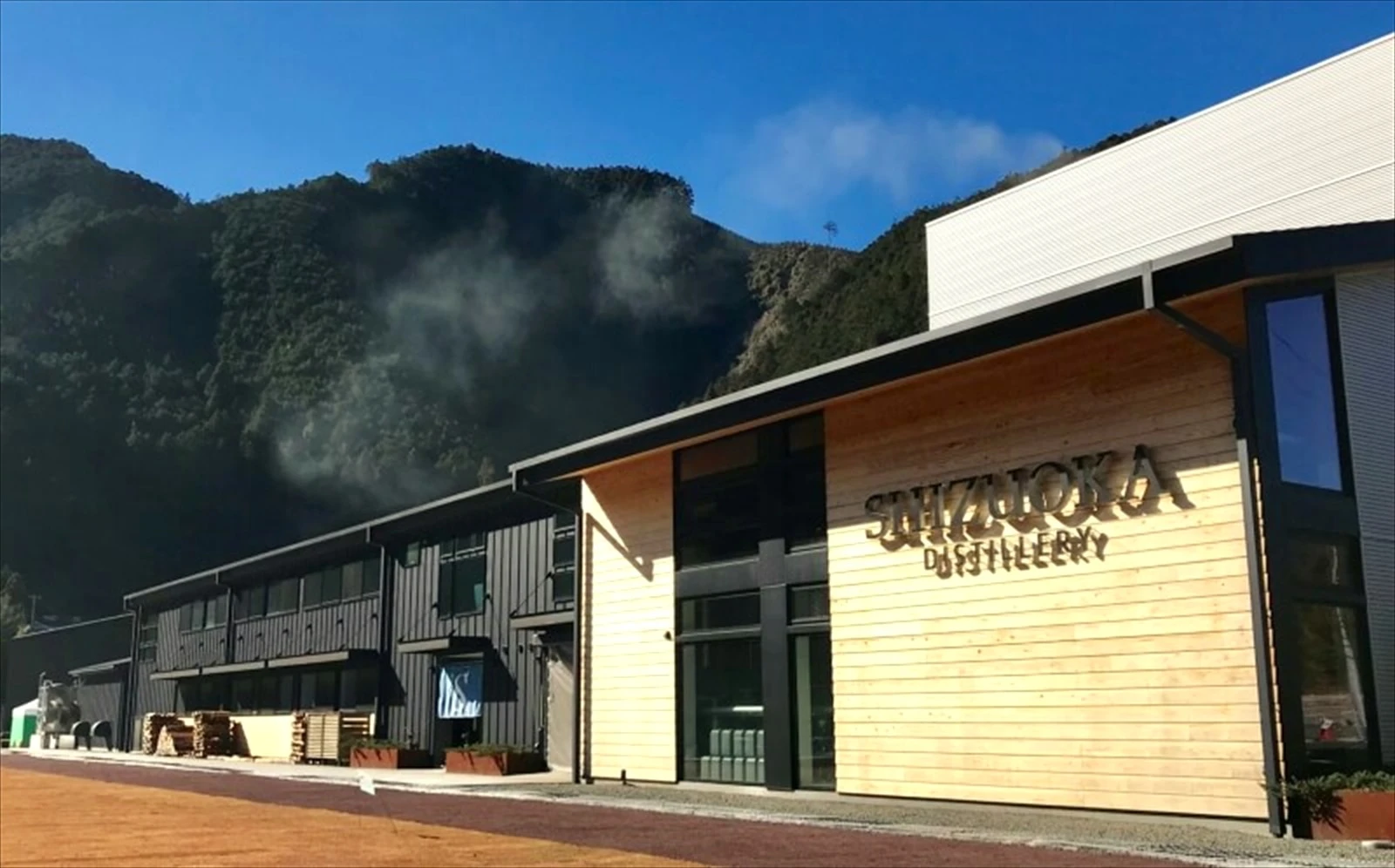 靜岡蒸溜所木質建築與奧靜岡山景外觀