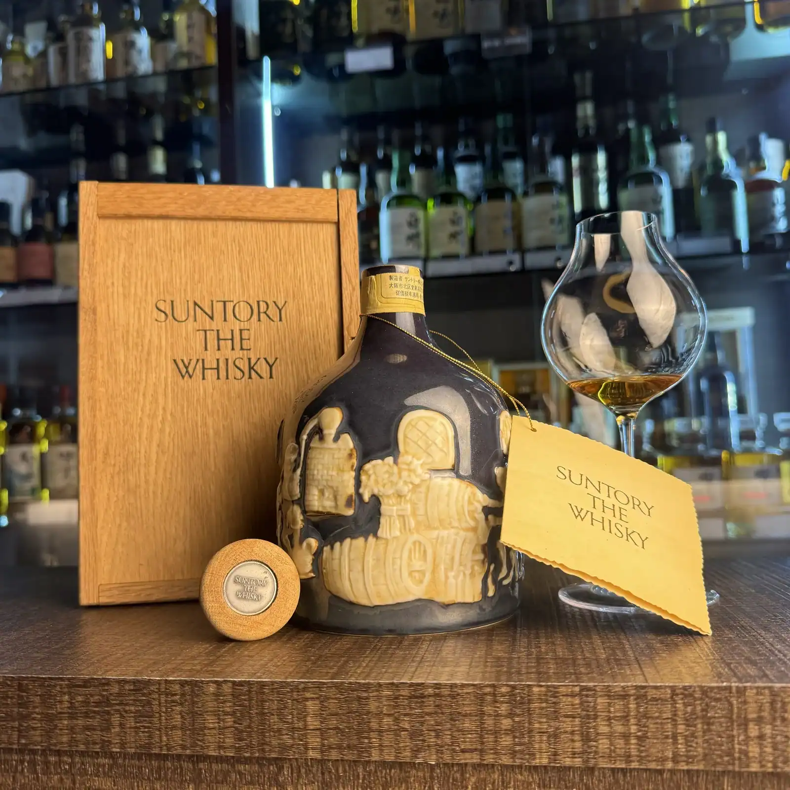 Suntory The Whisky 有田燒瓷瓶開瓶品飲與杯中酒液