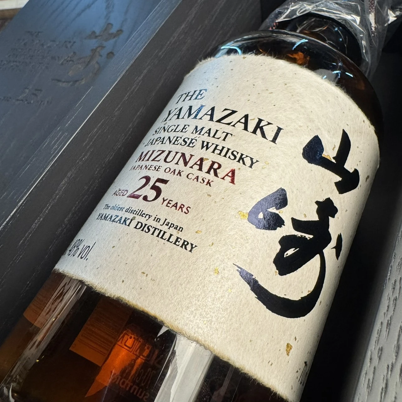 山崎25年水楢桶Mizunara酒標與25年標示實拍細節