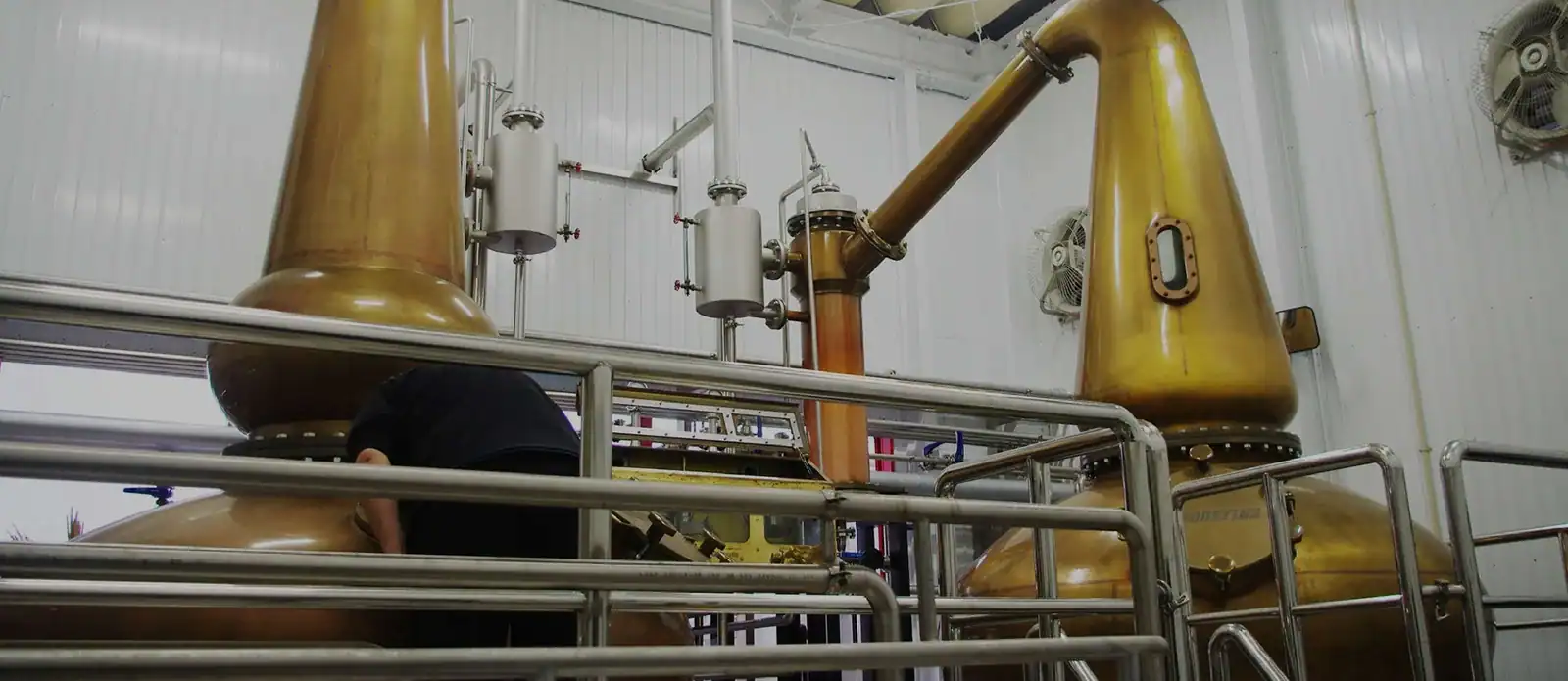 龜田蒸餾所銅製壺式蒸餾器與製酒人員