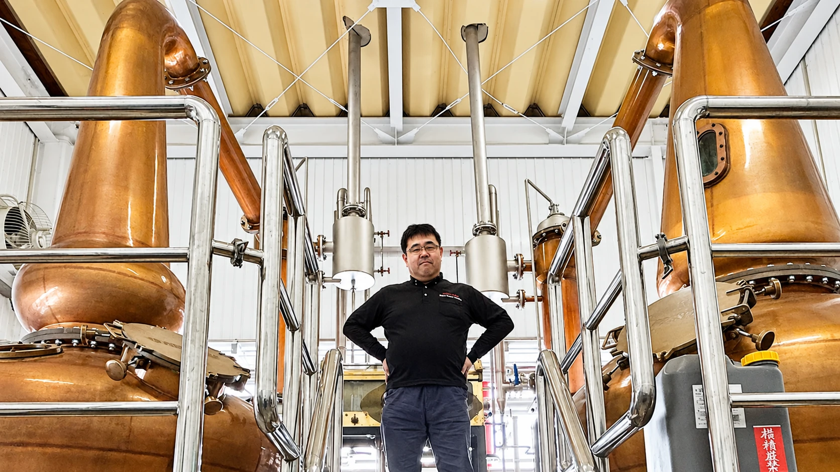 龜田蒸餾所堂田浩之社長與銅製壺式蒸餾器