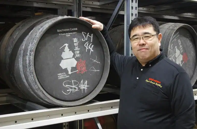 龜田蒸餾所創辦人堂田浩之與熟成酒桶
