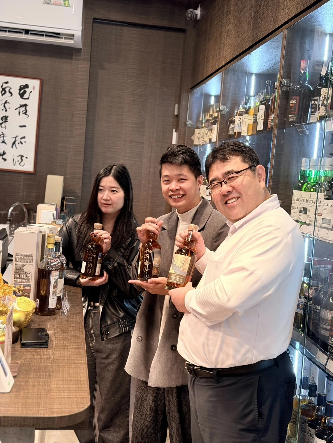 龜田蒸餾所堂田浩之社長到訪花落一杯酒店內合影