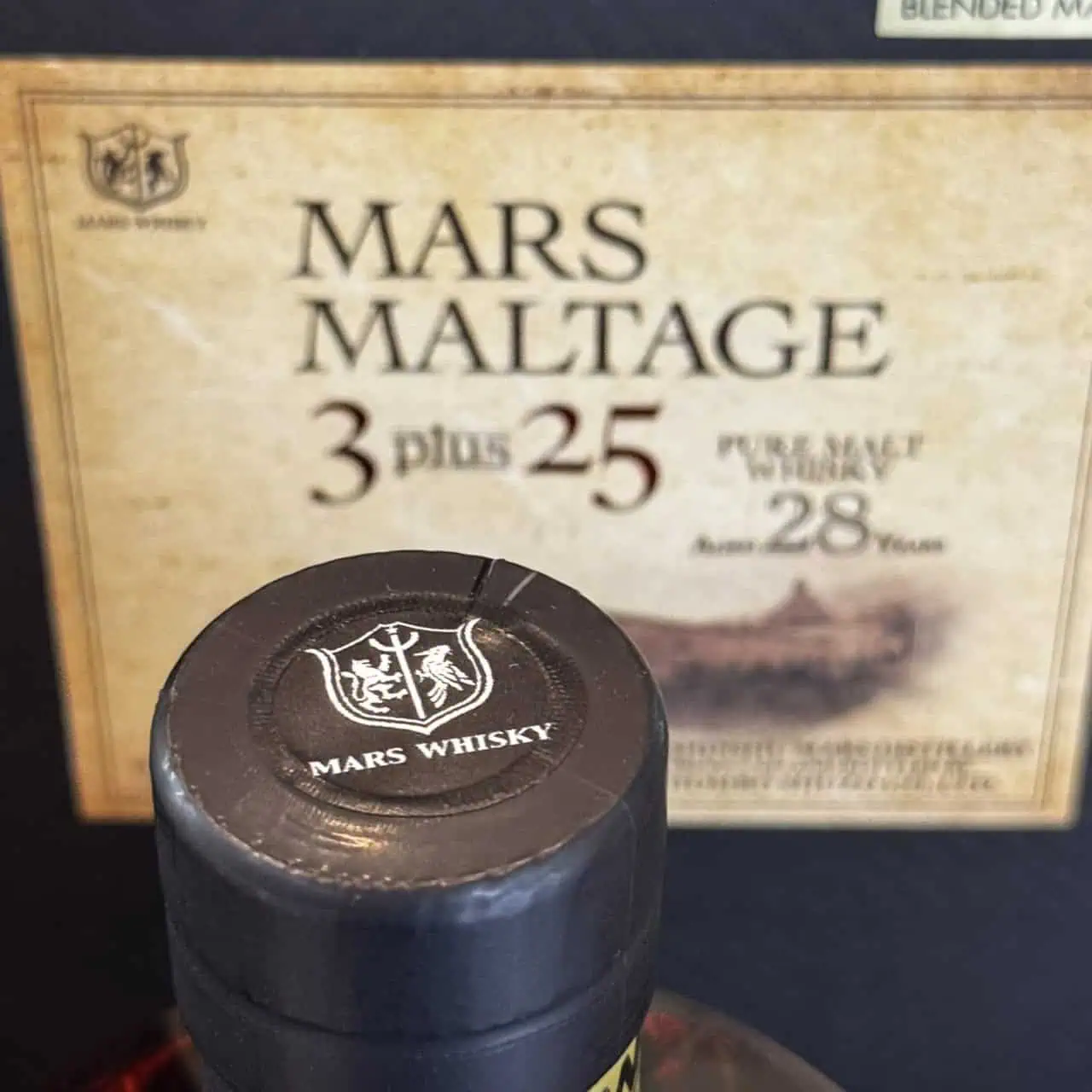 MARS 3+25 瓶口封膜與 MARS WHISKY 頂部標誌