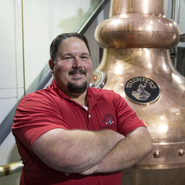 Michter's Master Distiller Dan McKee 與蒸餾器