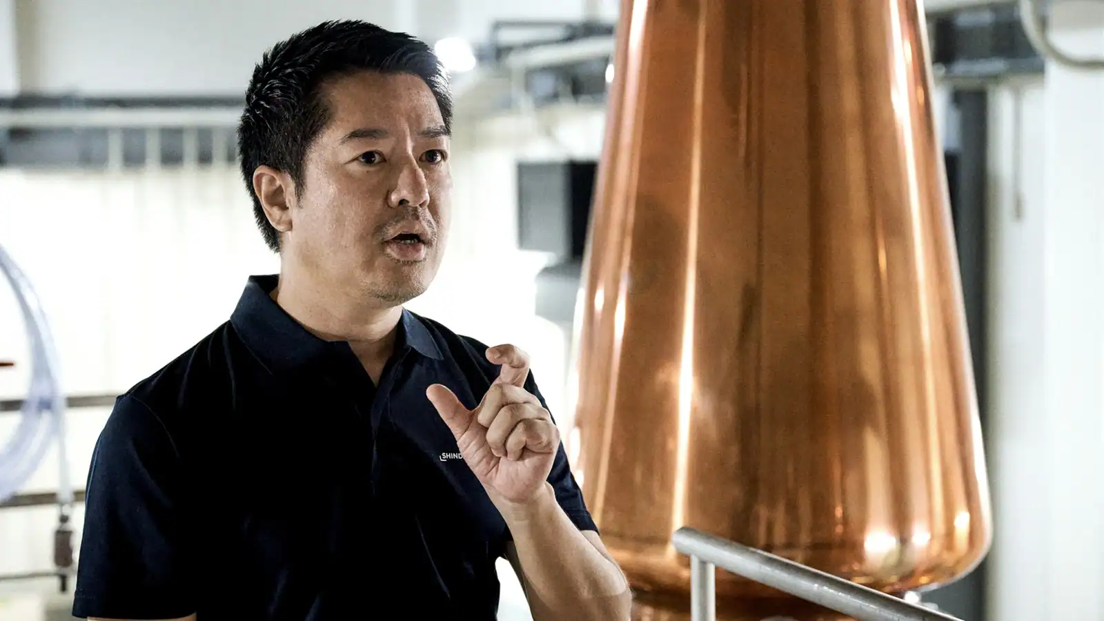 新道蒸溜所第八代篠崎倫明與銅製壺式蒸餾器
