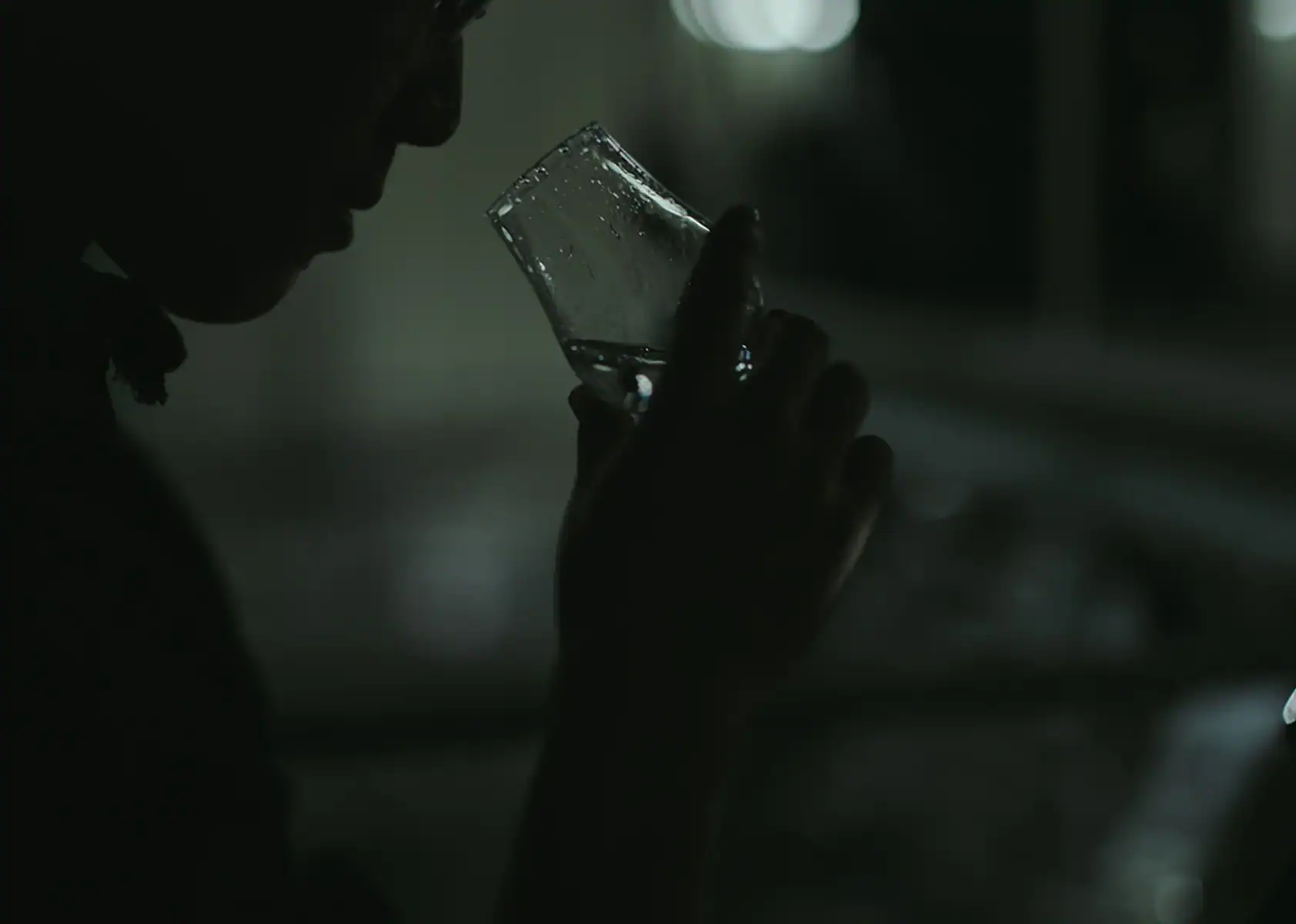 新道蒸溜所製酒人員檢視杯中新酒