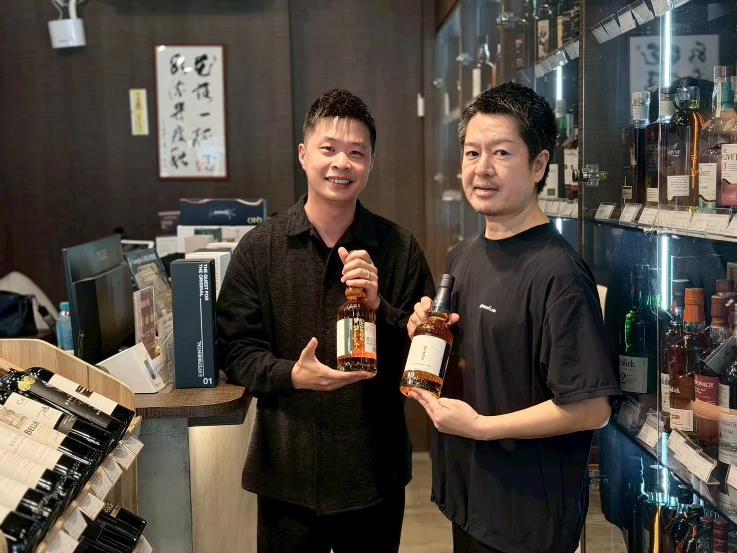 花落一杯酒與新道蒸溜所社長篠崎倫明於店內合影