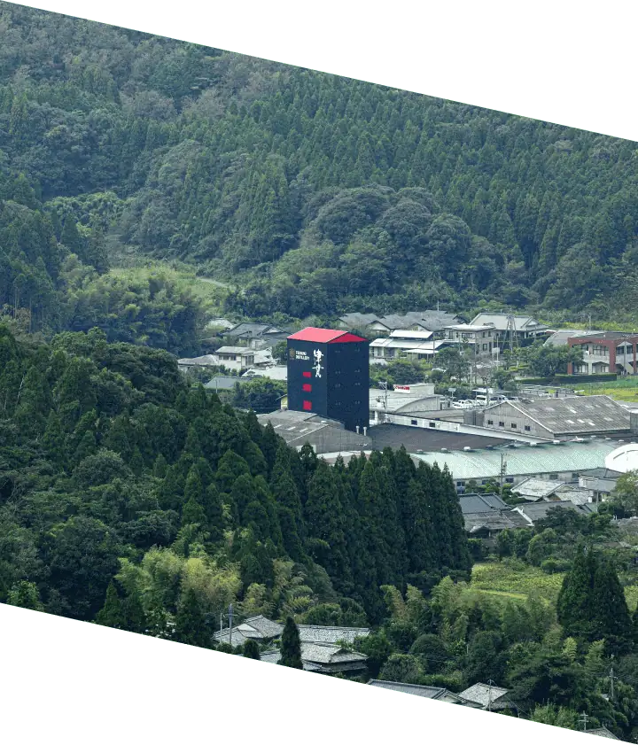 群山環繞的津貫蒸餾所建築